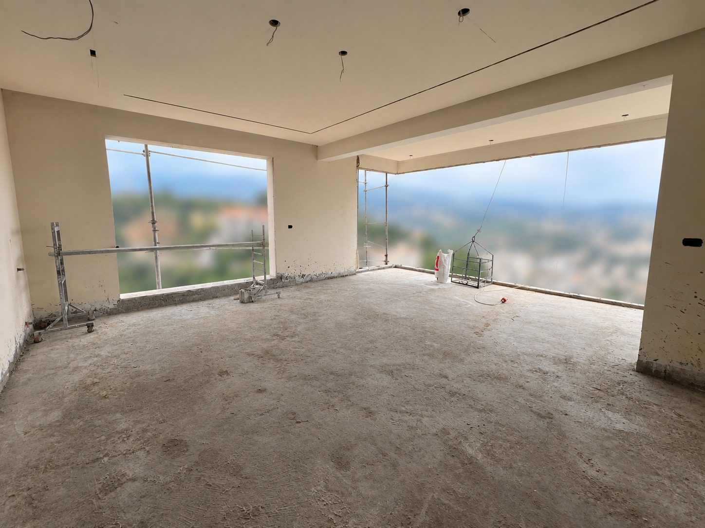 3BR Apartment with 200sqm Roof for Sale in Baabda - 230sqm