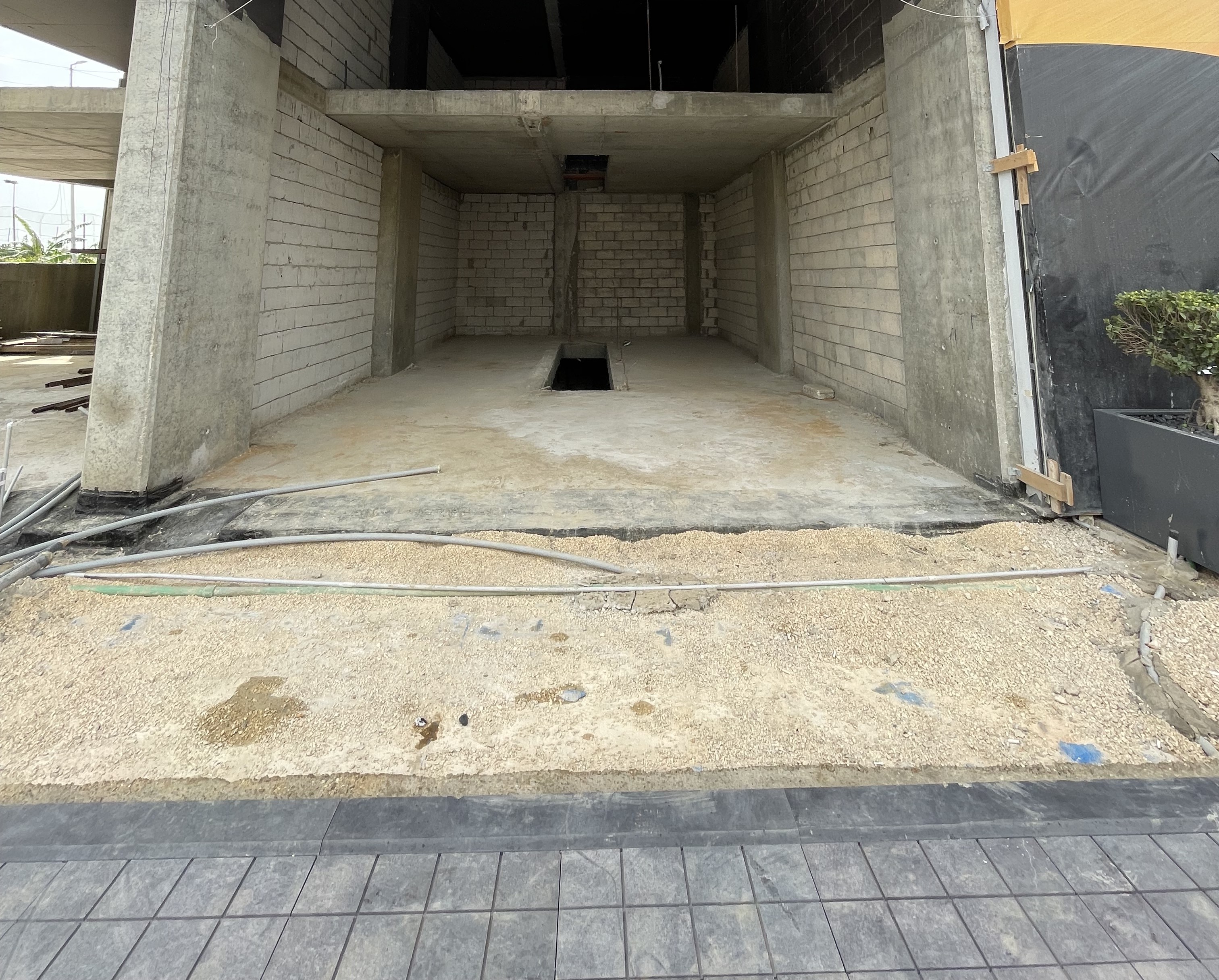 3-Level Premium Commercial Shop for Rent – Antelias Highway | صالة عرض ومحل تجاري للإيجار على أوتوستراد انطلياس – الضبية