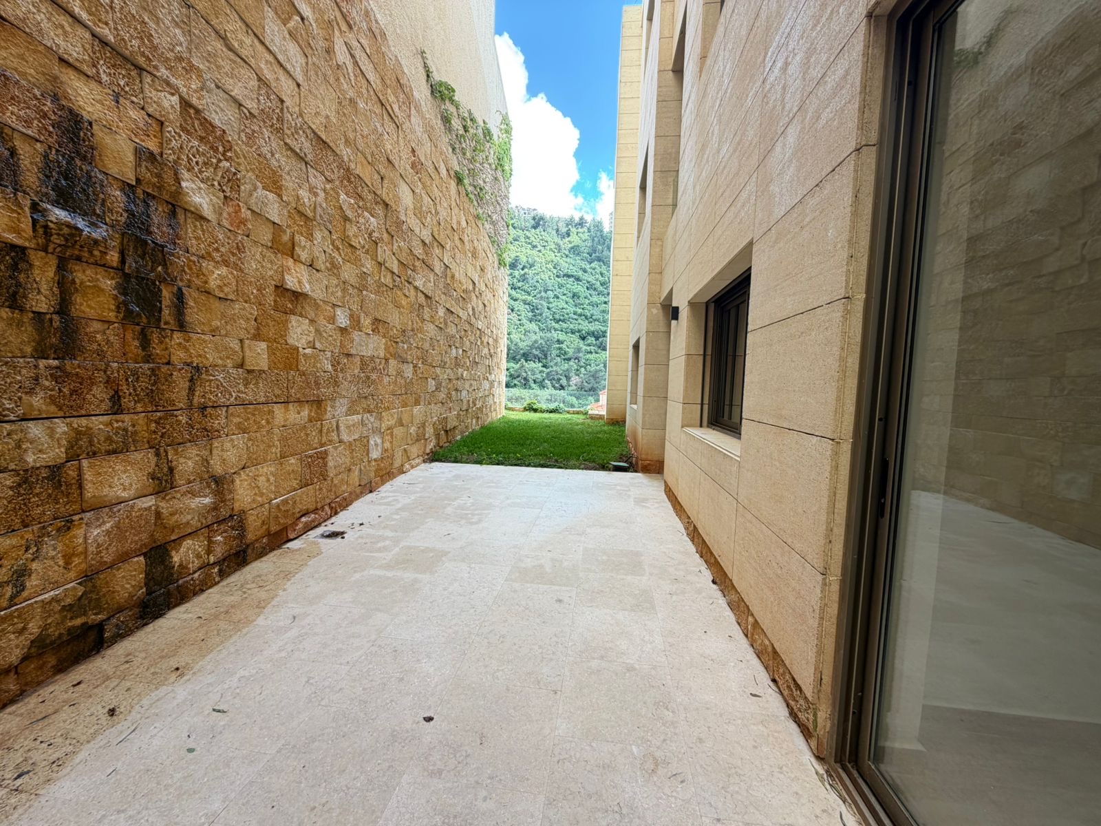 Modern Luxury with Expansive Garden – Biyada | شقة عصرية مع حديقة شاسعة للبيع – بياضة